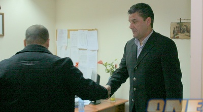 ג&acute;ון גרגורי במעמד חתימת החוזה (עמית מצפה)