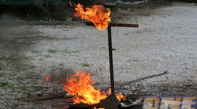 אוהדי הפועל ת&qout;א עדיין חושבים על היריבה העירונית (רועי גלדסטון)