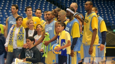 שחקני מכבי ת&qout;א עם ילדי וראייטי באימון (שרון קביליו) שחקני מכבי ת&qout;א עם ילדי וראייטי באימון (שרון קביליו)