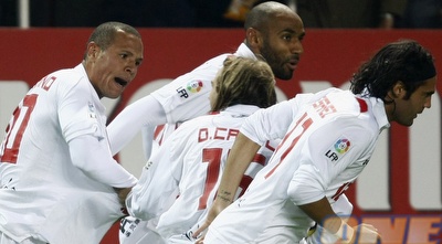 שחקני סביליה חוגגים (רויטרס)