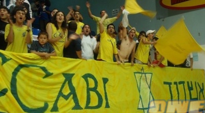 אוהדי מכבי אשדוד. מוכנים לקראת הקרב עם הבקעה (צחי לייבוביץ´)