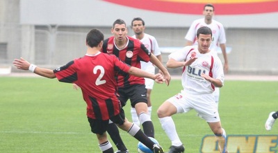 דודי אלישע מנסה לבלום את יהונתן זאדה (גיא בן זיו)