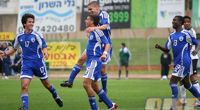 מיכה דור והחברים חוגגים יתרון (קובי אליהו) מיכה דור והחברים חוגגים יתרון (קובי אליהו)