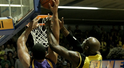 קילינגסוורת´ עולה לסל. הצטיין ברבע הראשון בנתניה (אמיר לוי) קילינגסוורת´ עולה לסל. הצטיין ברבע הראשון בנתניה (אמיר לוי)