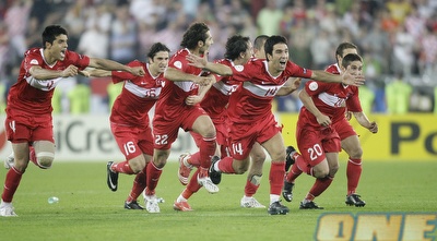 נבחרת טורקיה חוגגת (רויטרס) נבחרת טורקיה חוגגת (רויטרס)