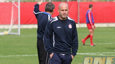 יוסי אבוקסיס (רועי גלדסטון)