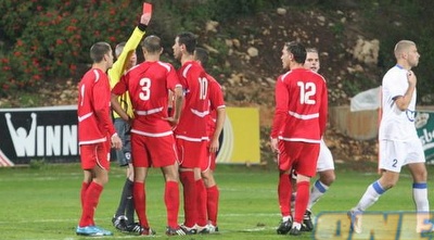 באדיר מורחק מול עכו. יחסר בהגנה (עמית מצפה)