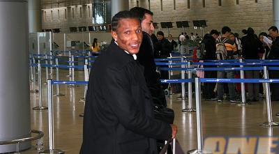 סמואל יבואה ממריא לגנק. עזיבתו תשפיע על רצון האדומים לשחרר את שכטר (רועי גלדסטון)