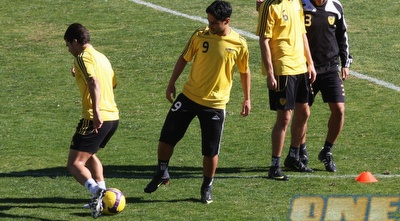 יצחקי עם קובי מויאל (גיא בן זיו)