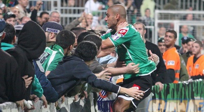 קטן חוגג עם האוהדים. עוד משחק טוב של הקפטן (עמית מצפה)