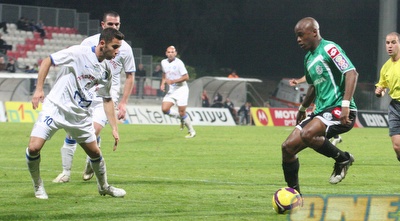 פיטר מסיללה עם הכדור, עומרי אלמקייס משקיף (עמית מצפה)