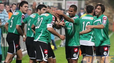 שחקני חיפה חוגגים שלישייה לרשת של עכו (עמית מצפה)