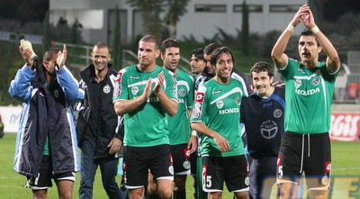 שחקני מכבי חיפה חוגגים בסיום את הניצחון (עמית מצפה) שחקני מכבי חיפה חוגגים בסיום את הניצחון (עמית מצפה)