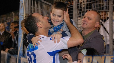 צרפתי מחלק נשיקות בסיום המשחק באורווה (שי לוי) צרפתי מחלק נשיקות בסיום המשחק באורווה (שי לוי)