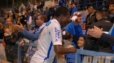 באשירו חוגג עם האוהדים (שי לוי) באשירו חוגג עם האוהדים (שי לוי)