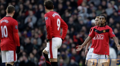 שחקני מנצ´סטר מחדשים את המשחק לאחר השער. לא התאוששו מהספיגה (רויטרס) שחקני מנצ´סטר מחדשים את המשחק לאחר השער. לא התאוששו מהספיגה (רויטרס)