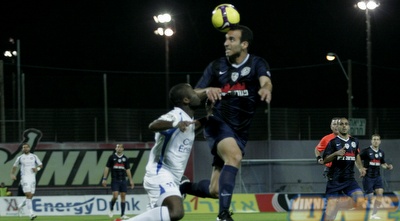 סרג´ איילי מנסה לקחת כדור, הגנת פ&qout;ת מרחיקה (אמיר לוי)