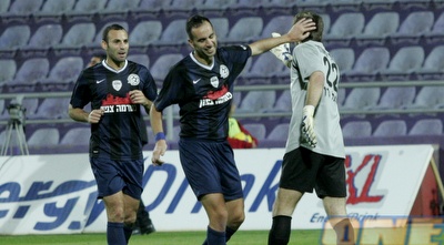 שחקני פ&qout;ת מברכים את יבריץ´ על המסירה הארוכה שהובילה לשער (אמיר לוי)