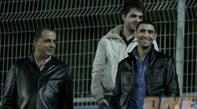 עומר גולן עם עמוס לוזון ביציע. במכבי פ&qout;ת לא ויתרו עליו (אמיר לוי)