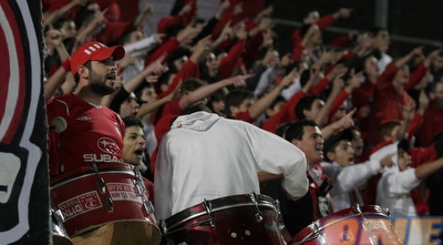 אוהדי הפועל ת&qout;א תומכים בקבוצה שלהם (אמיר לוי)