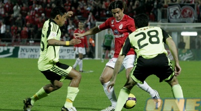 דלה האסה ואיתן טיבי מנסים לעצור את בן דיין (אמיר לוי)