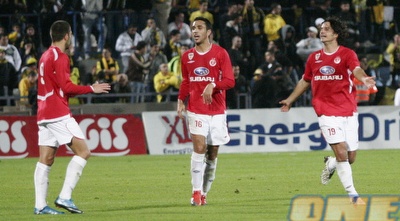 זהבי חוגג עם חבריו את השער (רועי גלדסטון)