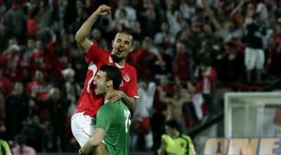 דה סילבה חוגג עם ניל אברבנל (אמיר לוי)