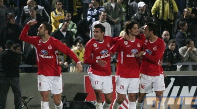 שחקני הפועל חוגגים על הגב של בית&qout;ר (רועי גלדסטון)