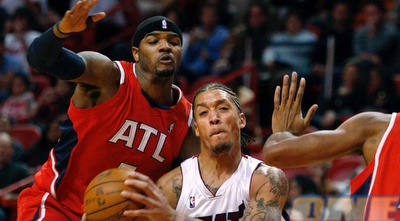 ביזלי בדרך לסל של אטלנטה, ג´וש סמית´ מביט (רויטרס) ביזלי בדרך לסל של אטלנטה, ג´וש סמית´ מביט (רויטרס)