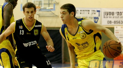 ינעם אירם בדרך לסל מול סקוורר (אמיר לוי)