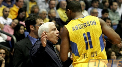 פיני גרשון ואנדרסון בשיחה צפופה (אמיר לוי) פיני גרשון ואנדרסון בשיחה צפופה (אמיר לוי)