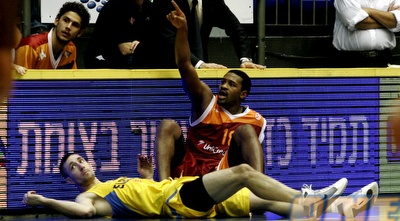 מינרד ו-ויזניבסקי על הפרקט (אמיר לוי)