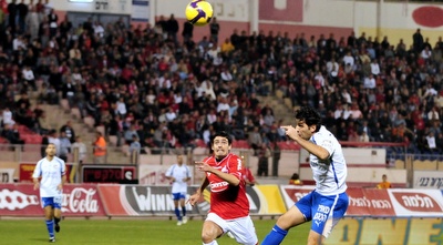 קובי מוסא מקדים את דוד רביבו לכדור (אלעד ירקון)