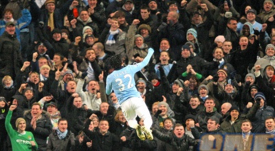 טבס חוגג עם האוהדים. הצגה של החלוץ הארגנטיני (GettyImages) טבס חוגג עם האוהדים. הצגה של החלוץ הארגנטיני (GettyImages)