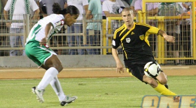 עידן ורד מול ג´ון קולמה. מבוקש בחיפה (עמית מצפה)