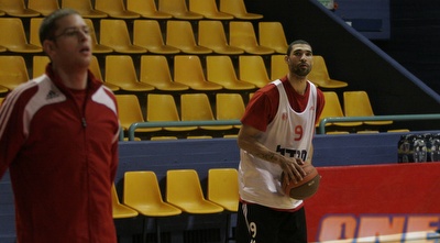 טריי סימונס באימון קליעות אחרון לפני אריס (דרור עינב) טריי סימונס באימון קליעות אחרון לפני אריס (דרור עינב)