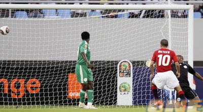 אניימה רואה את הכדור נכנס לרשתו בפעם השלישית (רויטרס)