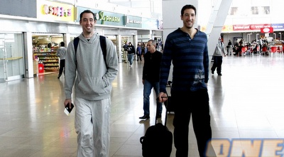 יניב גרין וצ´אק איידסון רגע לפני ההמראה ליוון, היום (אמיר לוי)