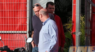 מוני הראל ואמיר לובין יוצאים מהפגישה. רוצים חיזוק (רועי גלדסטון) מוני הראל ואמיר לובין יוצאים מהפגישה. רוצים חיזוק (רועי גלדסטון)