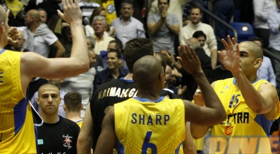 שחקני מכבי ת&qout;א אחרי הניצחון על מארוסי. לחץ ביוון (אמיר לוי)