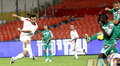 כנפו בועט. שחקני חיפה מסתכלים באדישות (אמיר לוי)