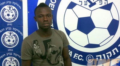 דניאל אדו מתרגל לסמל החדש שלו (דרור רוזנפלד)