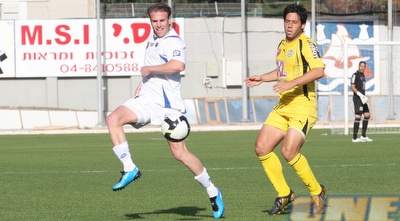 יוסי רוזן מהרצליה מול כפיר לייבוביץ´ מעראבה (עמית מצפה) יוסי רוזן מהרצליה מול כפיר לייבוביץ´ מעראבה (עמית מצפה)