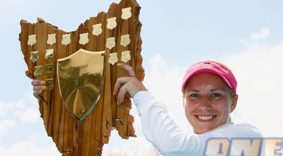 בונדרנקו מציגה את הגביע בהוברט, לפנות בוקר (GettyImages)