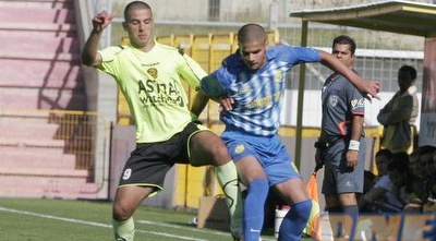 אביב עזריה מנסה להשתלט על הכדור (דרור עינב)