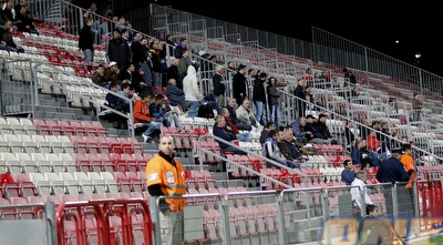 יציעי גרין. כל אוהד יכול לשכב על שלושה מושבים (אמיר לוי)