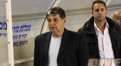 יצחק שום מול מכבי פ&qout;ת.  (גיא בן זיו)