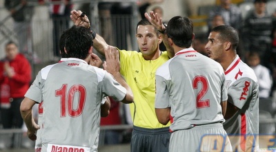 שחקני ב&qout;ש מתווכחים עם שמואלביץ´. אולי הגיע הזמן לכבד את השופטים? (רועי גלדסטון)