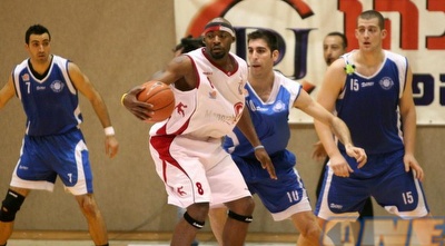 רוב בראון. עמד במוקד המשחק הראשון (קובי אליהו) רוב בראון. עמד במוקד המשחק הראשון (קובי אליהו)