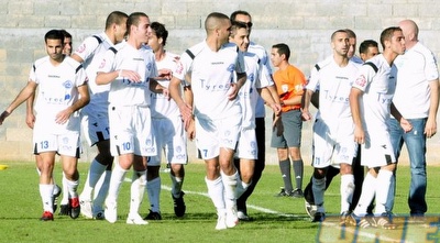 שחקני מכבי קביליו יפו חוגגים. האוהדים צריכים לשלם כדי לראותם (אלעד ירקון)